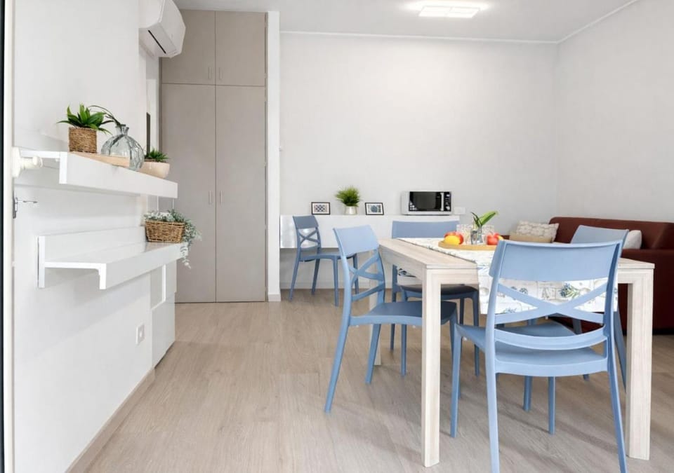 TV and multimedia, Kitchen or kitchenette, Living room, Food and drinks, Seating area, Dining area, air conditioner