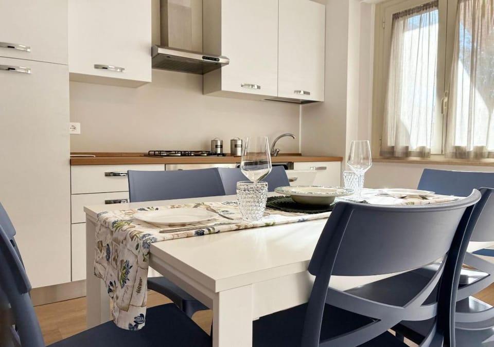 Living room, Seating area, Dining area, pet friendly, stove
