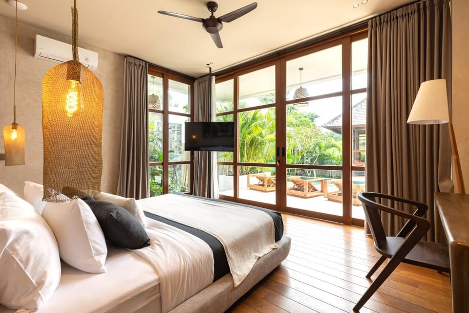 Bed, Seating area, Bedroom