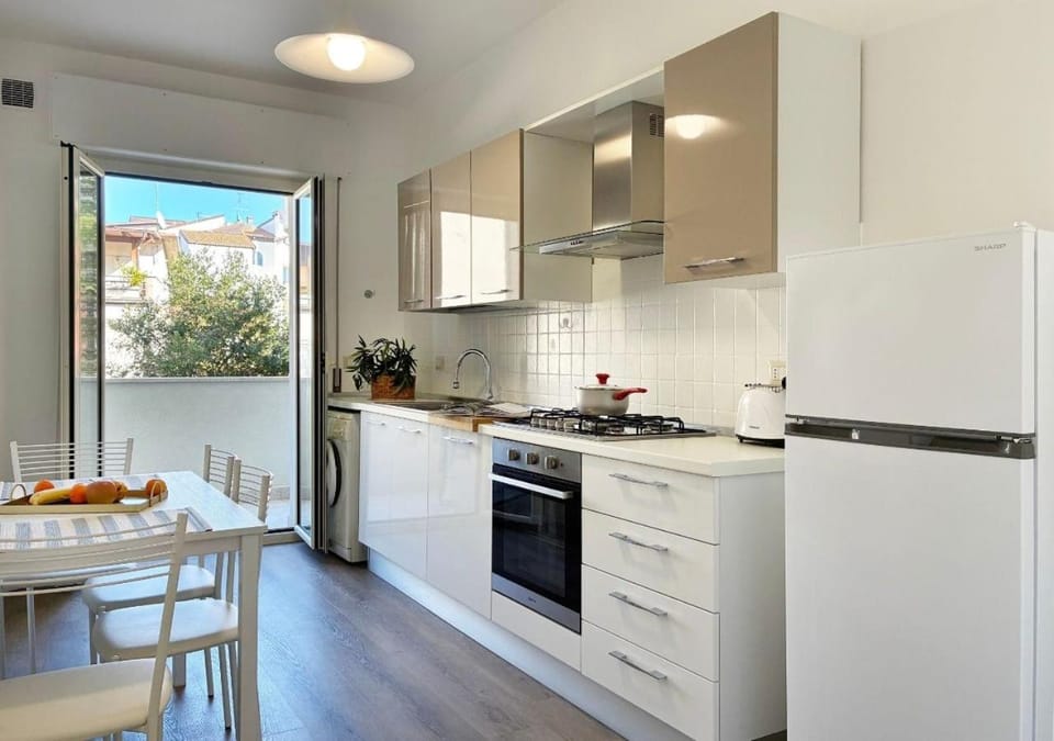 Kitchen or kitchenette, Dining area, oven, stove