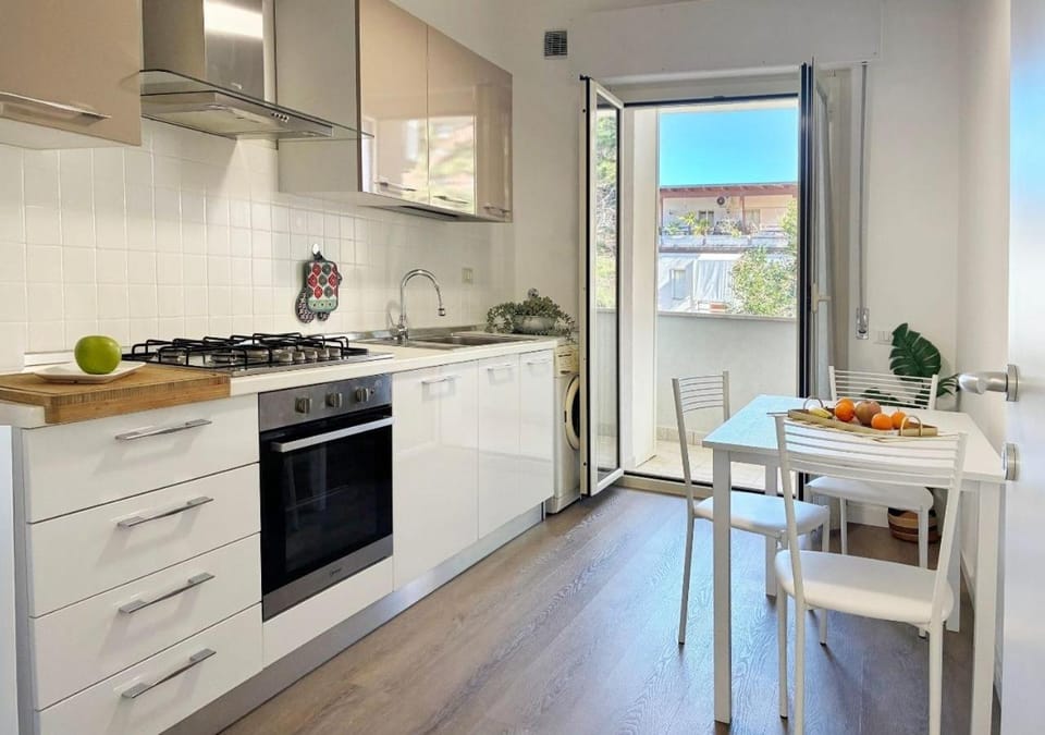 Kitchen or kitchenette, Dining area, oven, stove