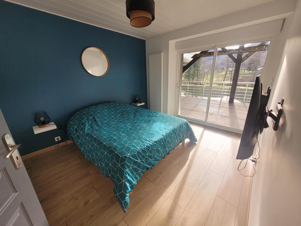 Bed, Photo of the whole room, Bedroom