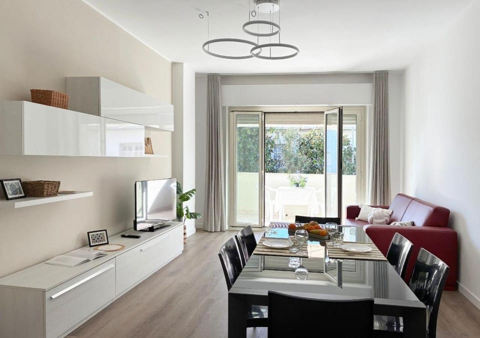 TV and multimedia, Kitchen or kitchenette, Living room, Seating area, Dining area