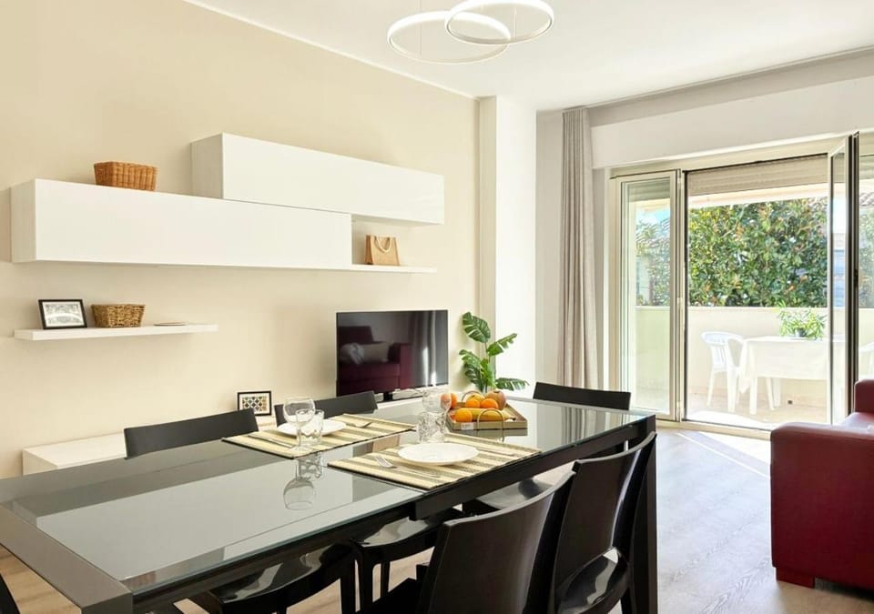 TV and multimedia, Kitchen or kitchenette, Living room, Seating area, Dining area, Food