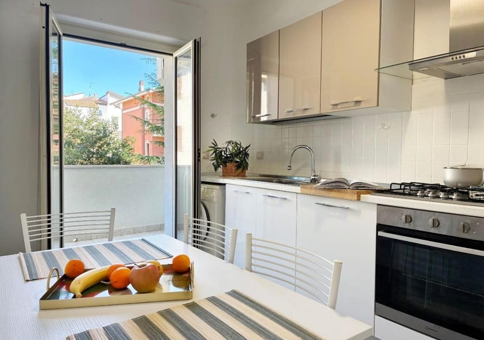 Kitchen or kitchenette, Food and drinks, Dining area, pet friendly, stove