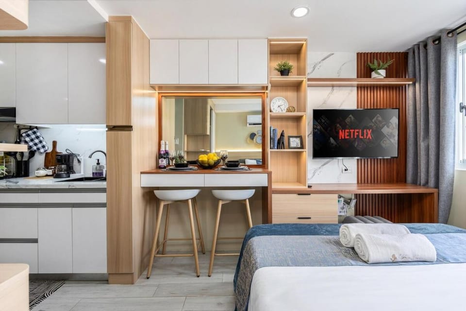 Bed, TV and multimedia, Dining area, Bedroom