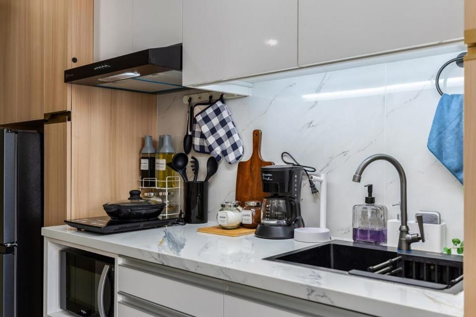 Coffee/tea facilities, Kitchen or kitchenette, stove