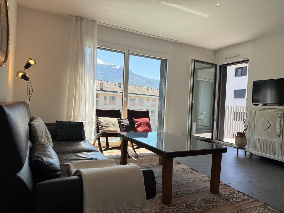Communal lounge/ TV room, TV and multimedia, Living room, Mountain view