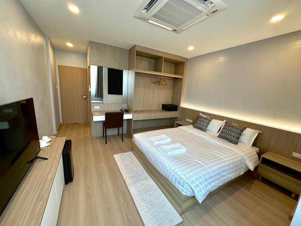 Communal lounge/ TV room, Bed, TV and multimedia, Living room, Photo of the whole room, Bedroom, wardrobe, air conditioner