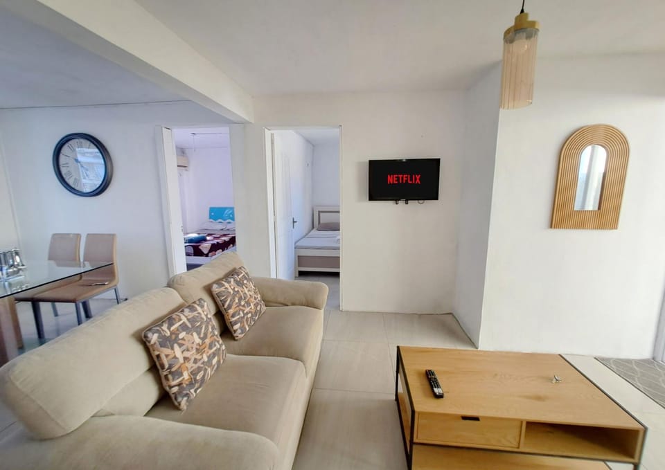Communal lounge/ TV room, TV and multimedia, Living room, Dining area