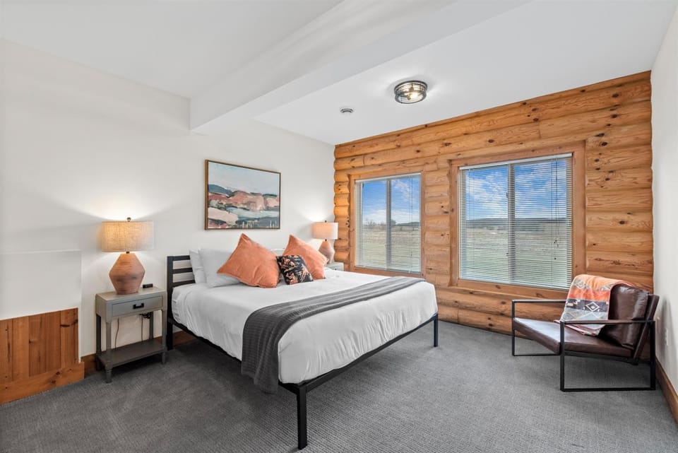 Bed, Natural landscape, Photo of the whole room, Seating area, Bedroom