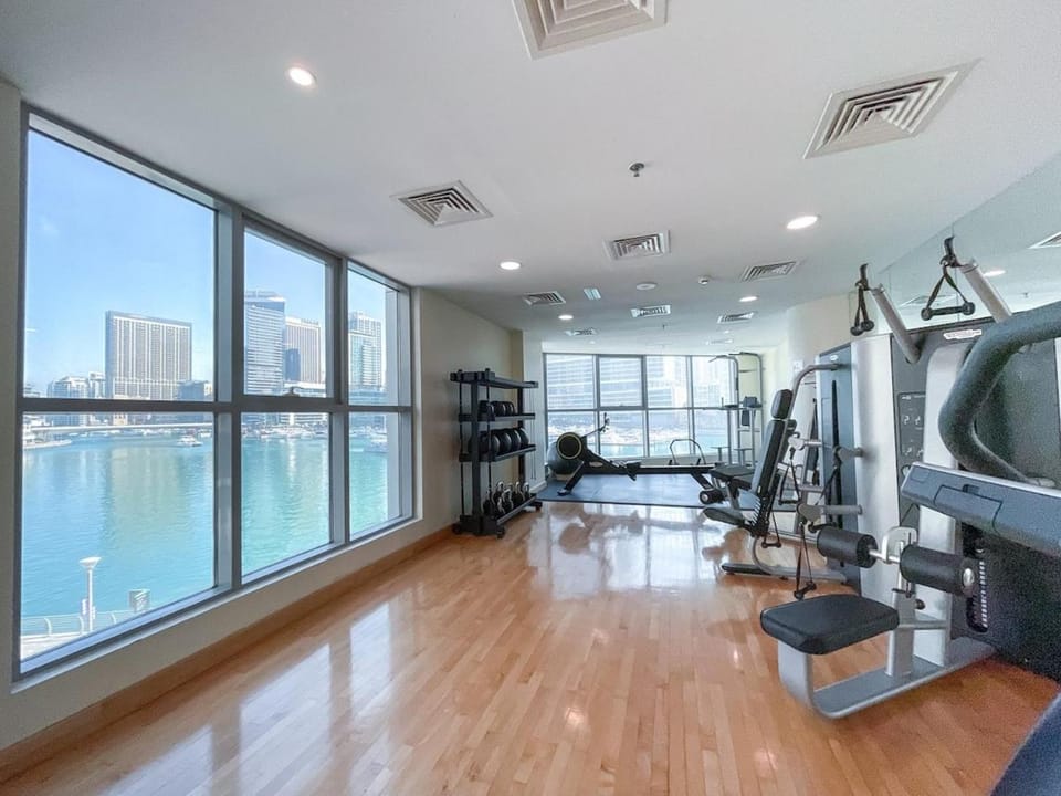 Free housekeeping visits during your stay - StayShort - Elegant 1-Bedroom Retreat in The Point Tower Marina Apartment in Dubai
