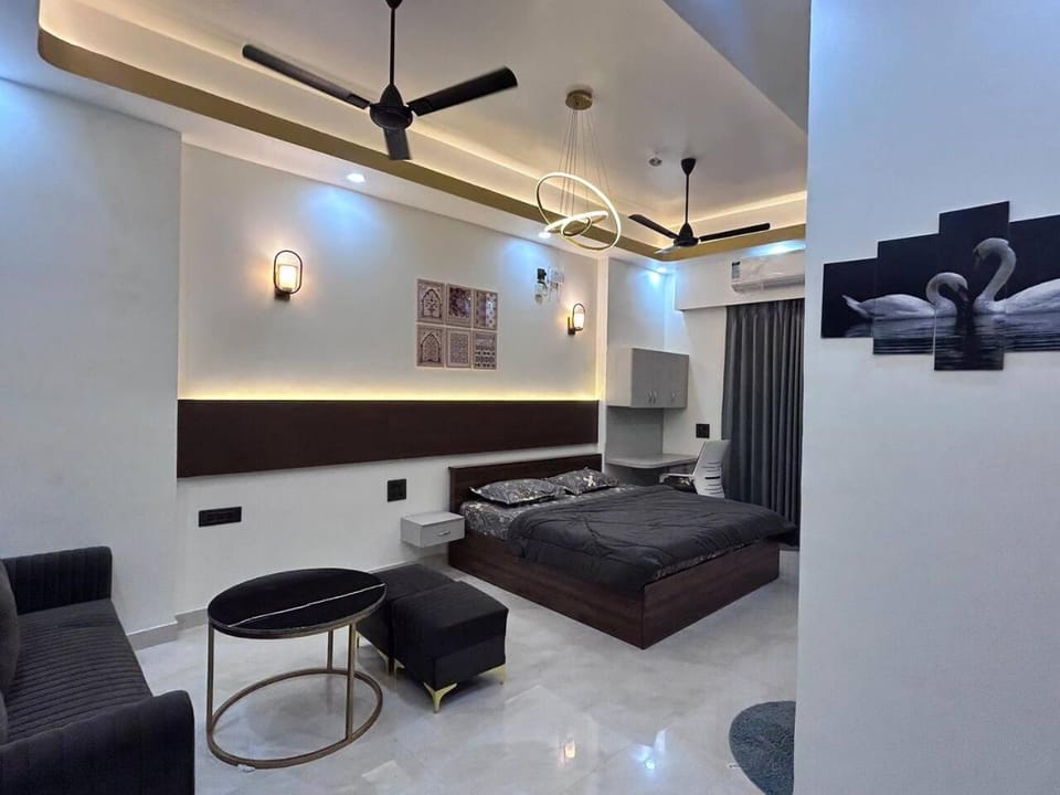 Bright and Cozy Hotel, Homestays, Studio apartment, Near Mall Vacation rental in Noida