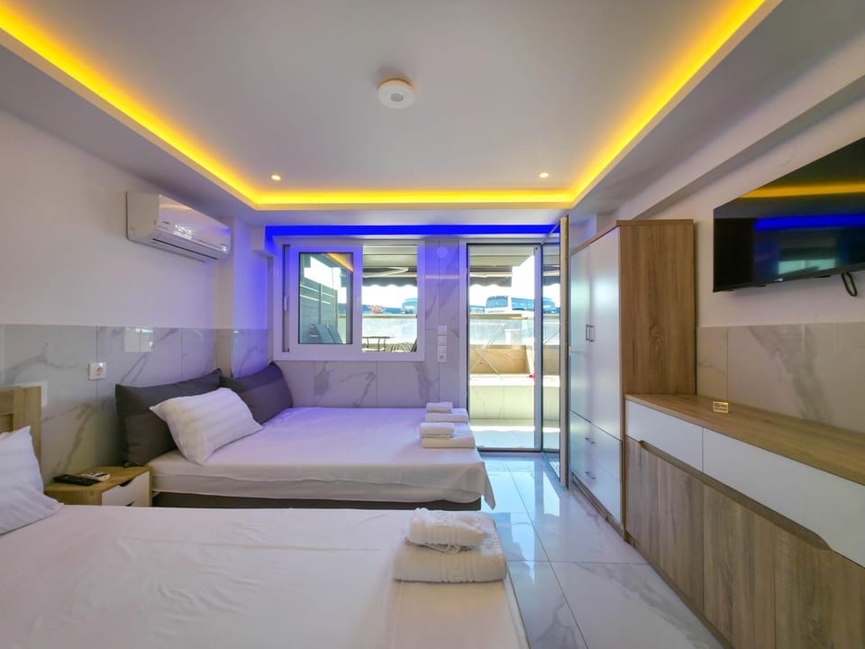 Bed, TV and multimedia, Photo of the whole room, Bedroom, towels, air conditioner