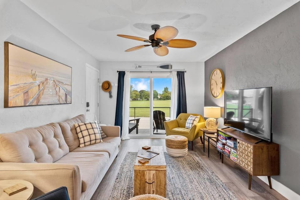 TV and multimedia, Living room, Seating area, Evening entertainment