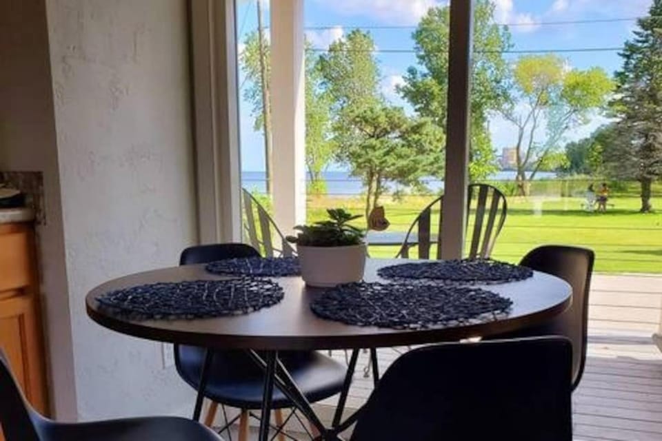 Patio, Day, Natural landscape, Balcony/Terrace, Seating area, Dining area, Lake view