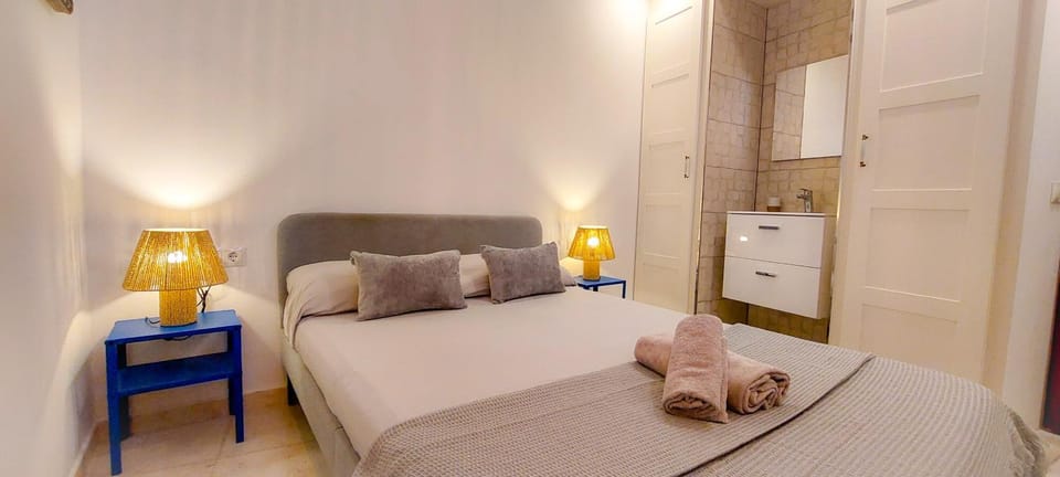 Bed, Bedroom, towels, wardrobe
