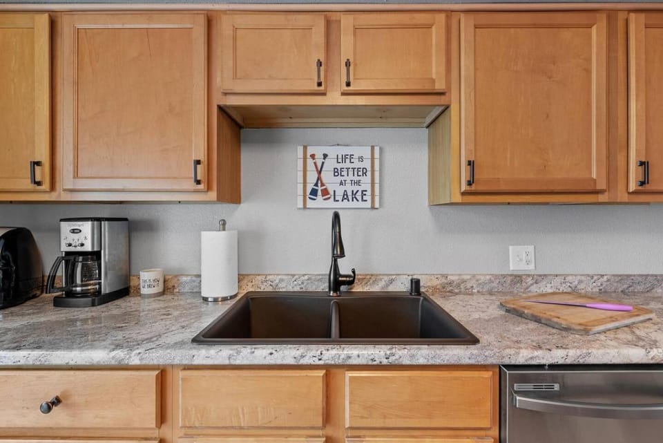 Coffee/tea facilities, Kitchen or kitchenette, dishwasher, stove, toaster