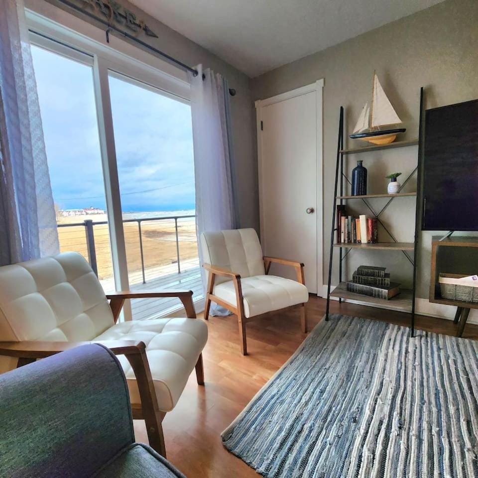 Natural landscape, TV and multimedia, Living room, Seating area