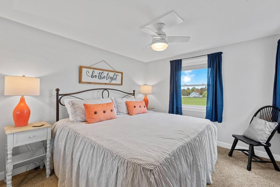 Bed, Photo of the whole room, Bedroom