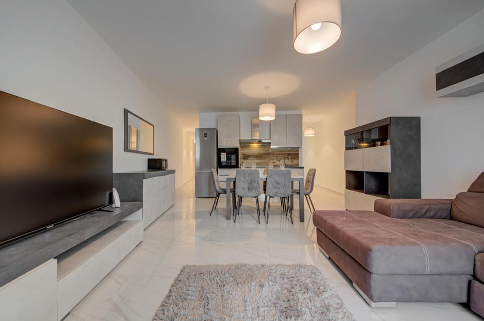 Central 3BR Apartment -Sliema Tigné Steps from Sea Apartment in Sliema