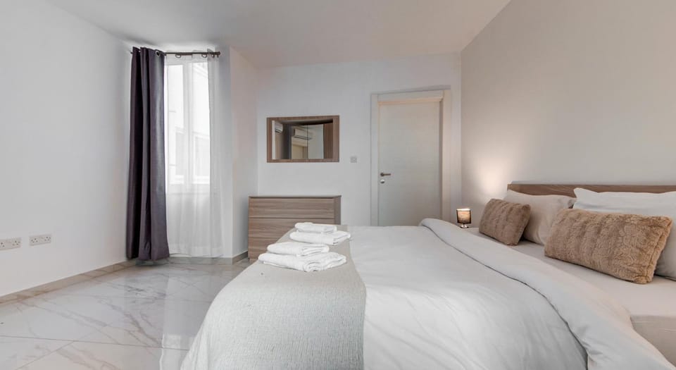 Central 3BR Apartment -Sliema Tigné Steps from Sea Apartment in Sliema