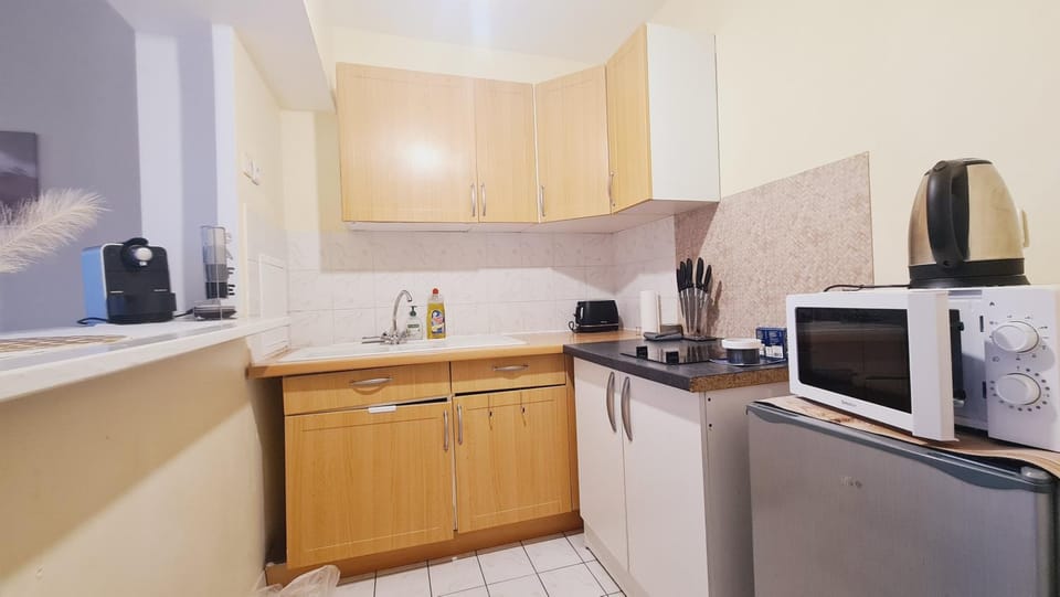 Coffee/tea facilities, microwave, oven, stove, toaster