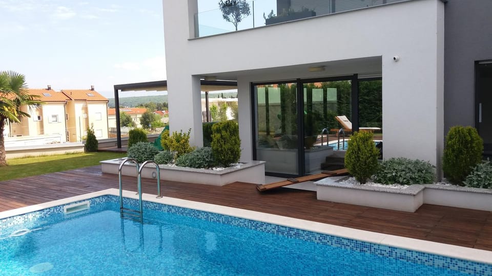 Property building, Patio, Swimming pool, Swimming pool