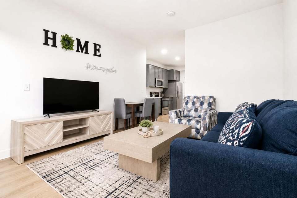 TV and multimedia, Living room, Seating area, Evening entertainment