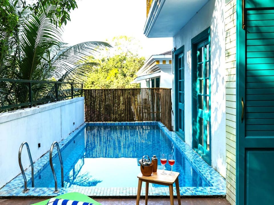 Property building, Balcony/Terrace, Swimming pool, Swimming pool
