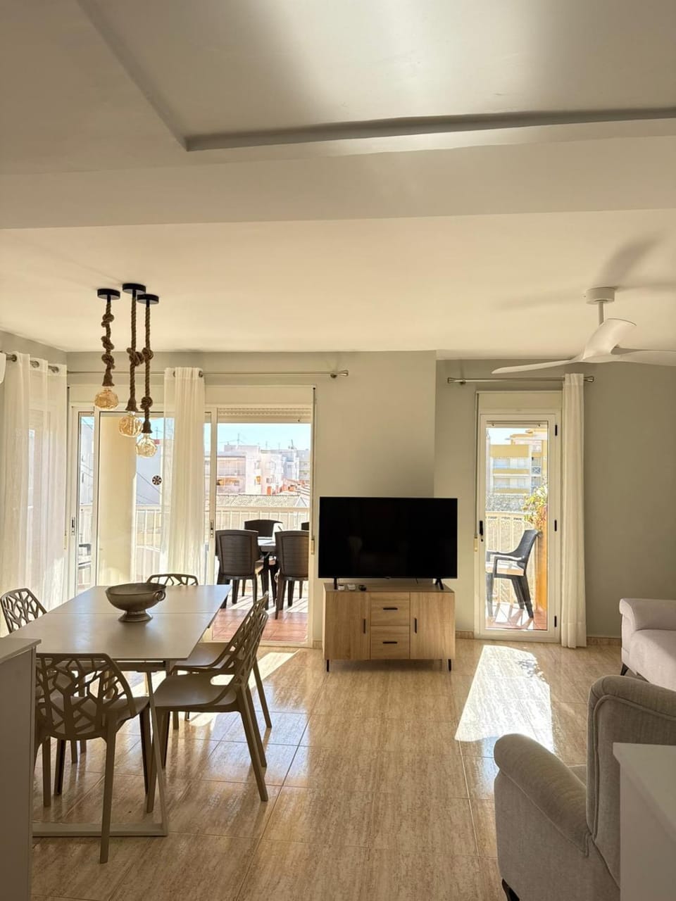 TV and multimedia, Living room, Seating area, Dining area