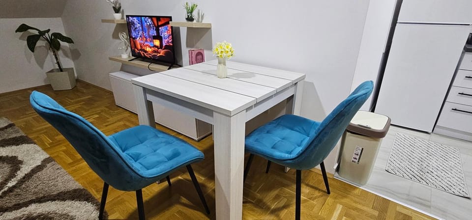 TV and multimedia, Living room, Seating area, Dining area, Breakfast