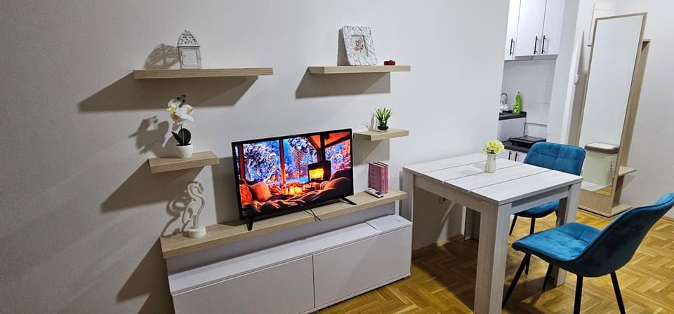 TV and multimedia, Living room, Seating area, Evening entertainment
