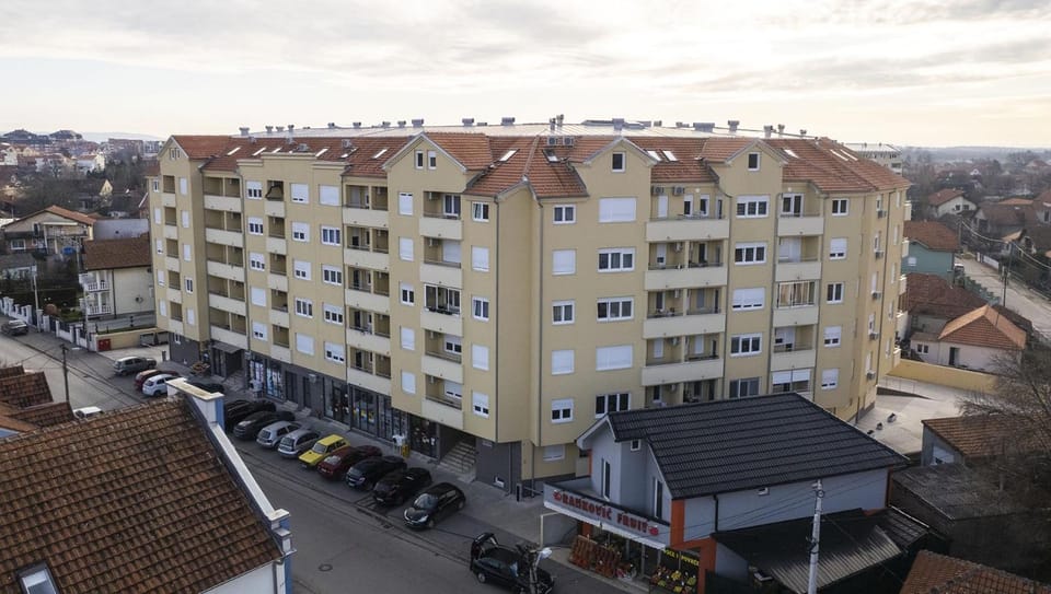 Property building, Day, Neighbourhood, Bird's eye view, City view, Street view, Location, Parking