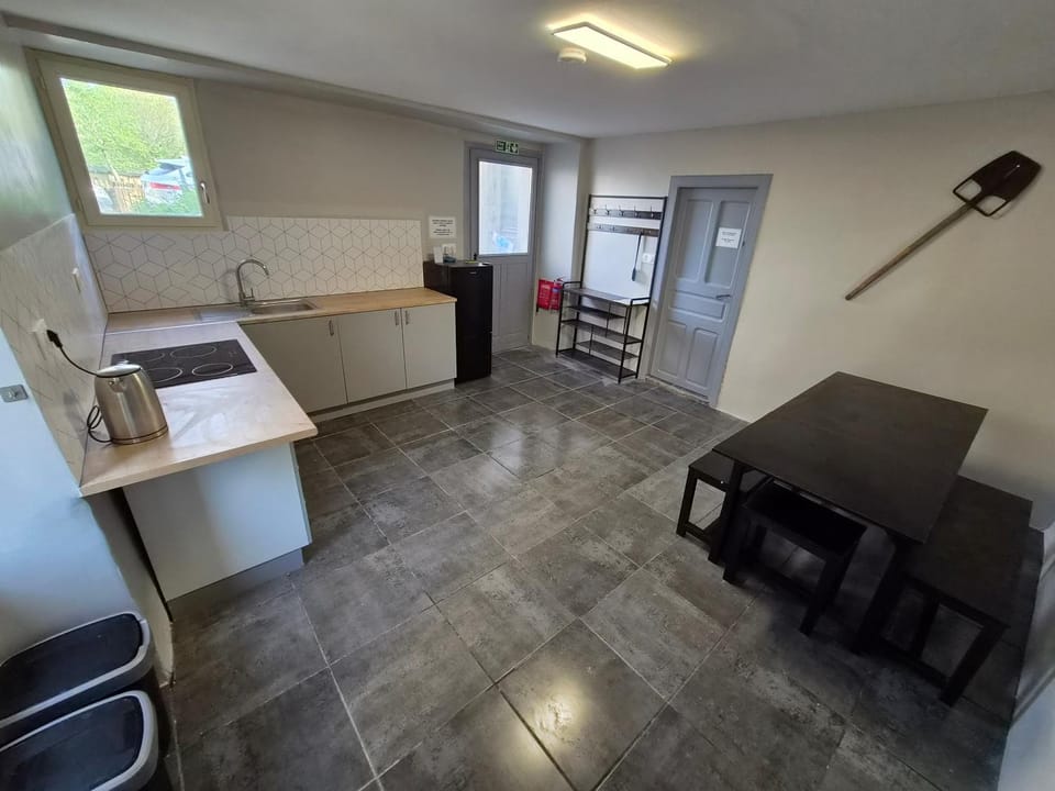 Kitchen or kitchenette, Dining area, stove