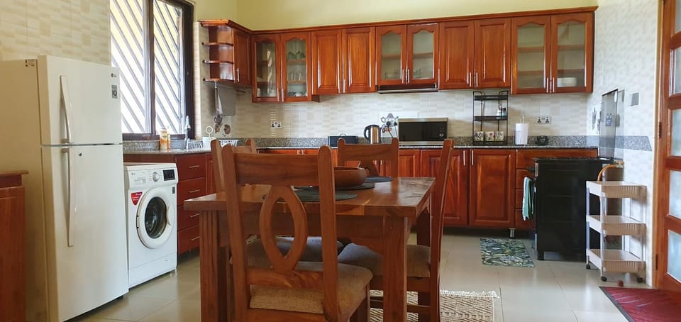 Kitchen or kitchenette, Dining area, oven, washing machine