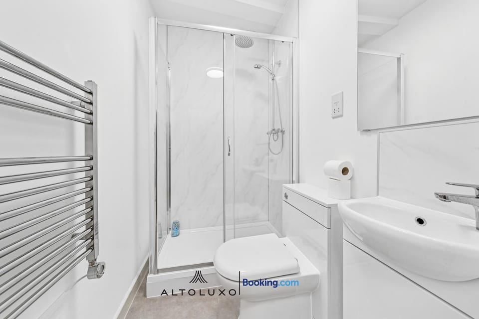 Modern & Cozy 6 BR Whole House in Central Bristol by AltoLuxo Short Lets & Serviced Accommodation with FREE WiFi and Parking Apartment in Bristol