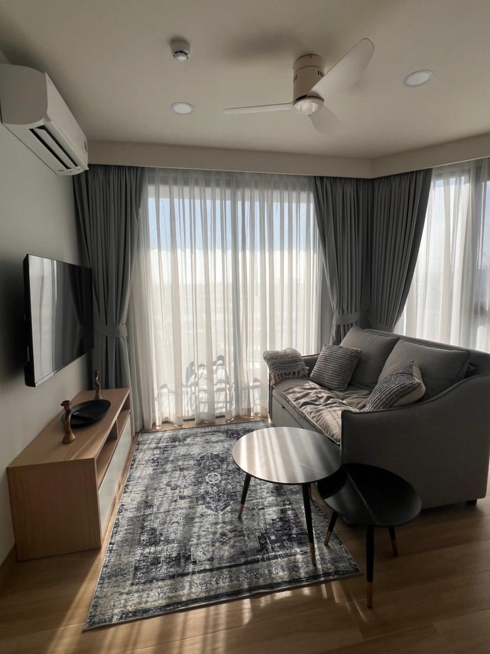 Communal lounge/ TV room, TV and multimedia, Living room, Seating area, air conditioner