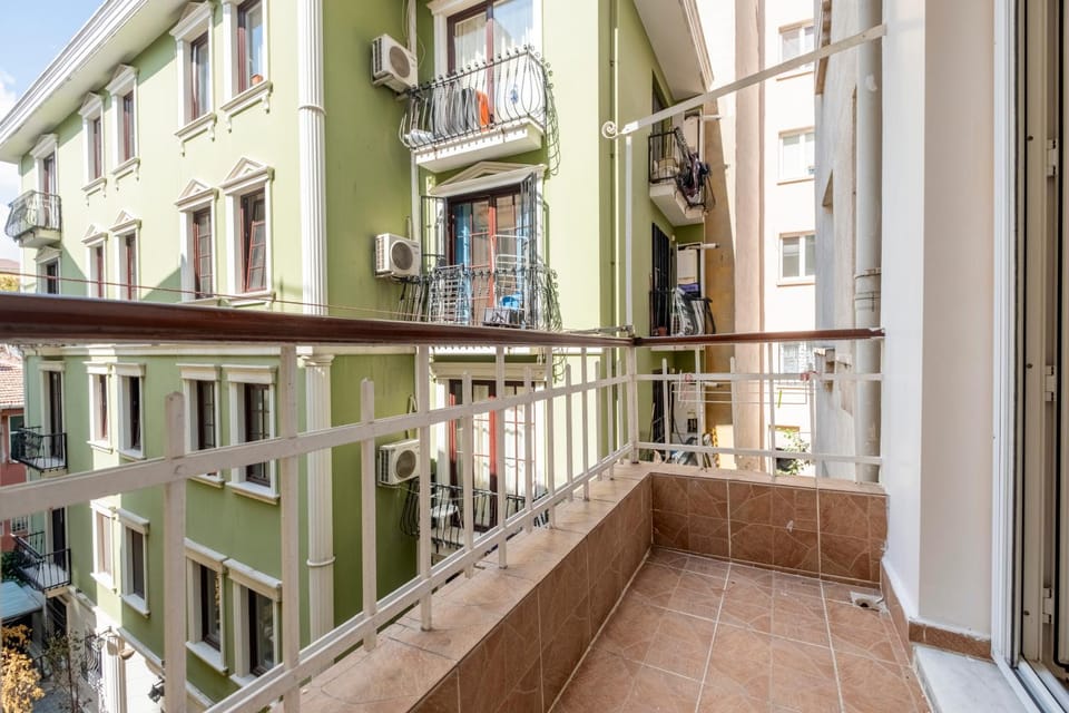 3-Bedroom 2-Bathroom, Centrally Located Ground-Floor Apartment -No Stairs Apartment in Istanbul