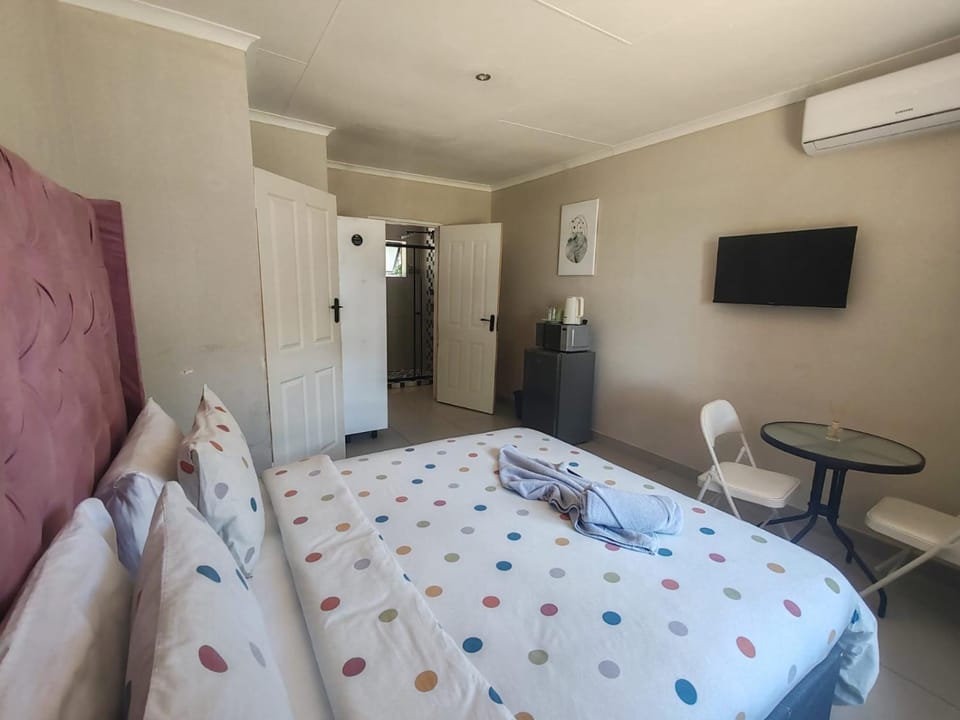 Bed, TV and multimedia, Photo of the whole room, Bedroom, wardrobe