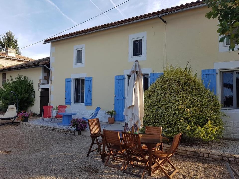 Les volets bleus House in Nouvelle-Aquitaine