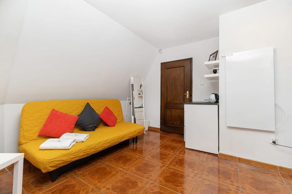 Kitchen or kitchenette, Living room, Photo of the whole room, Seating area, towels