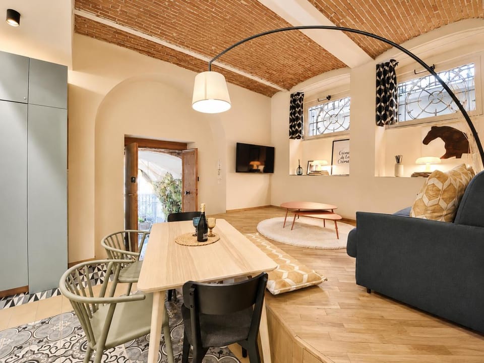 TV and multimedia, Living room, Seating area, Dining area