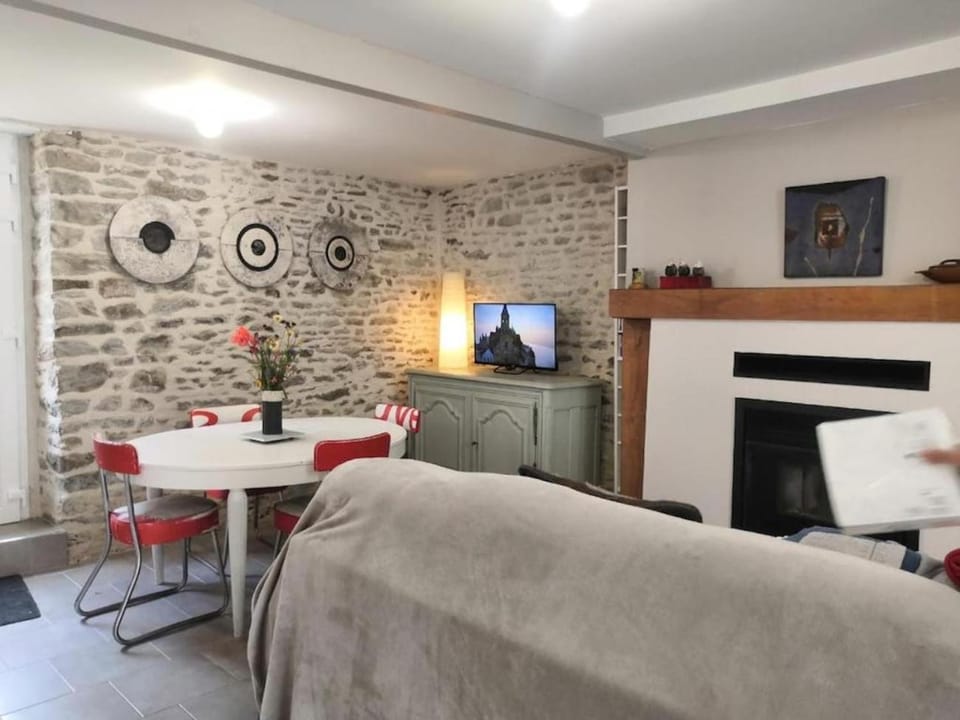 Property building, Patio, Communal lounge/ TV room, BBQ facilities, TV and multimedia, Kitchen or kitchenette, Living room, Lounge or bar, Decorative detail, Dining area, Animals, fireplace, flat iron