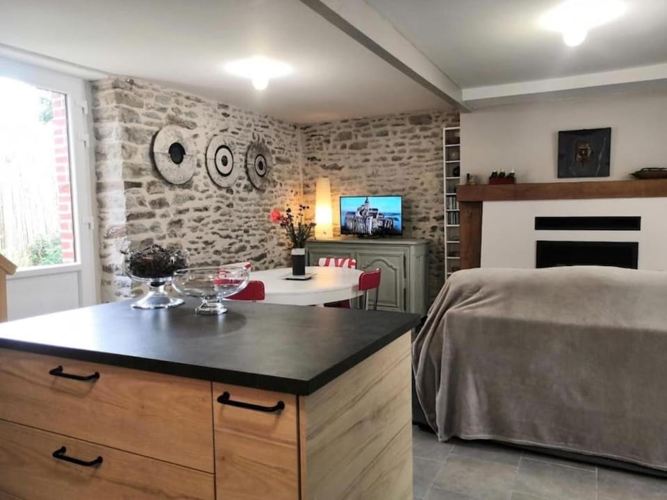 Property building, Communal lounge/ TV room, TV and multimedia, Kitchen or kitchenette, Living room, Lounge or bar, Seating area, Dining area, Meals, fireplace, flat iron, sunbed