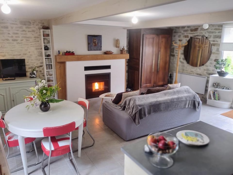 TV and multimedia, Living room, Seating area, Dining area, fireplace