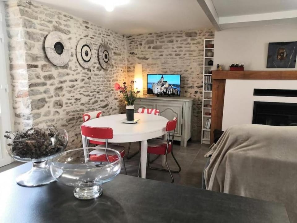Communal lounge/ TV room, TV and multimedia, Living room, Lounge or bar, Decorative detail, Inner courtyard view, dishwasher, fireplace, heating, washing machine