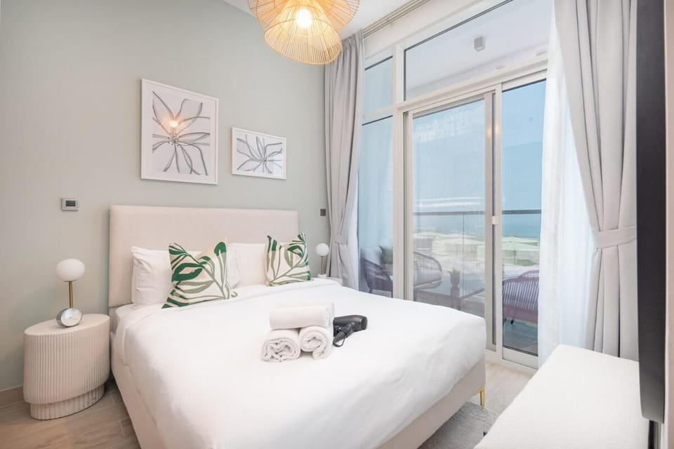 Free housekeeping visits during your stay - StayShort - Elegant 1BR Coastal Stay Steps from the Beach Apartment in Dubai