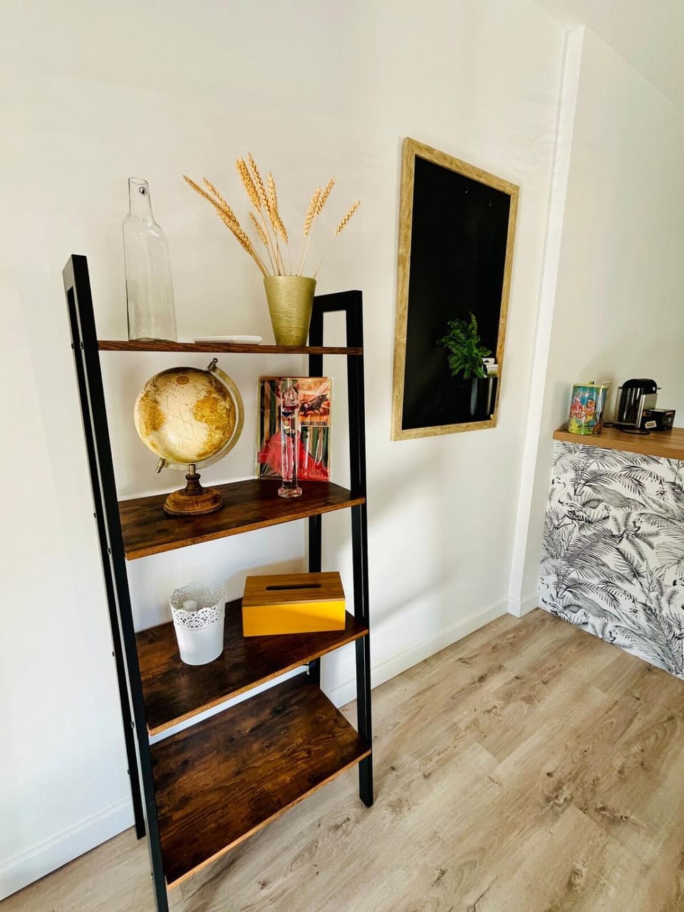 Kitchen or kitchenette, Living room, Seating area