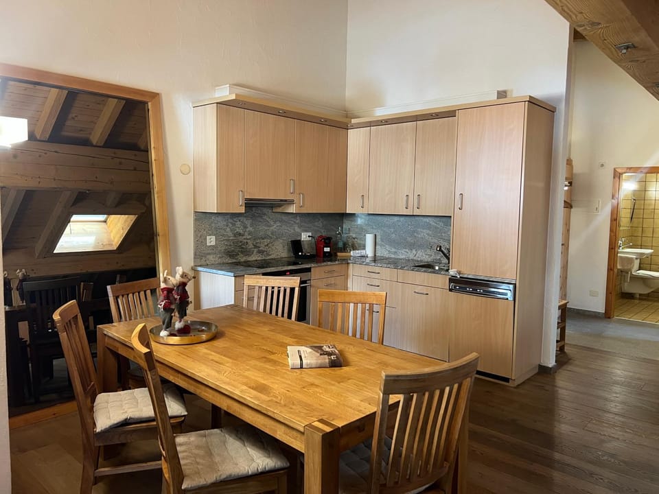 Kitchen or kitchenette, Dining area